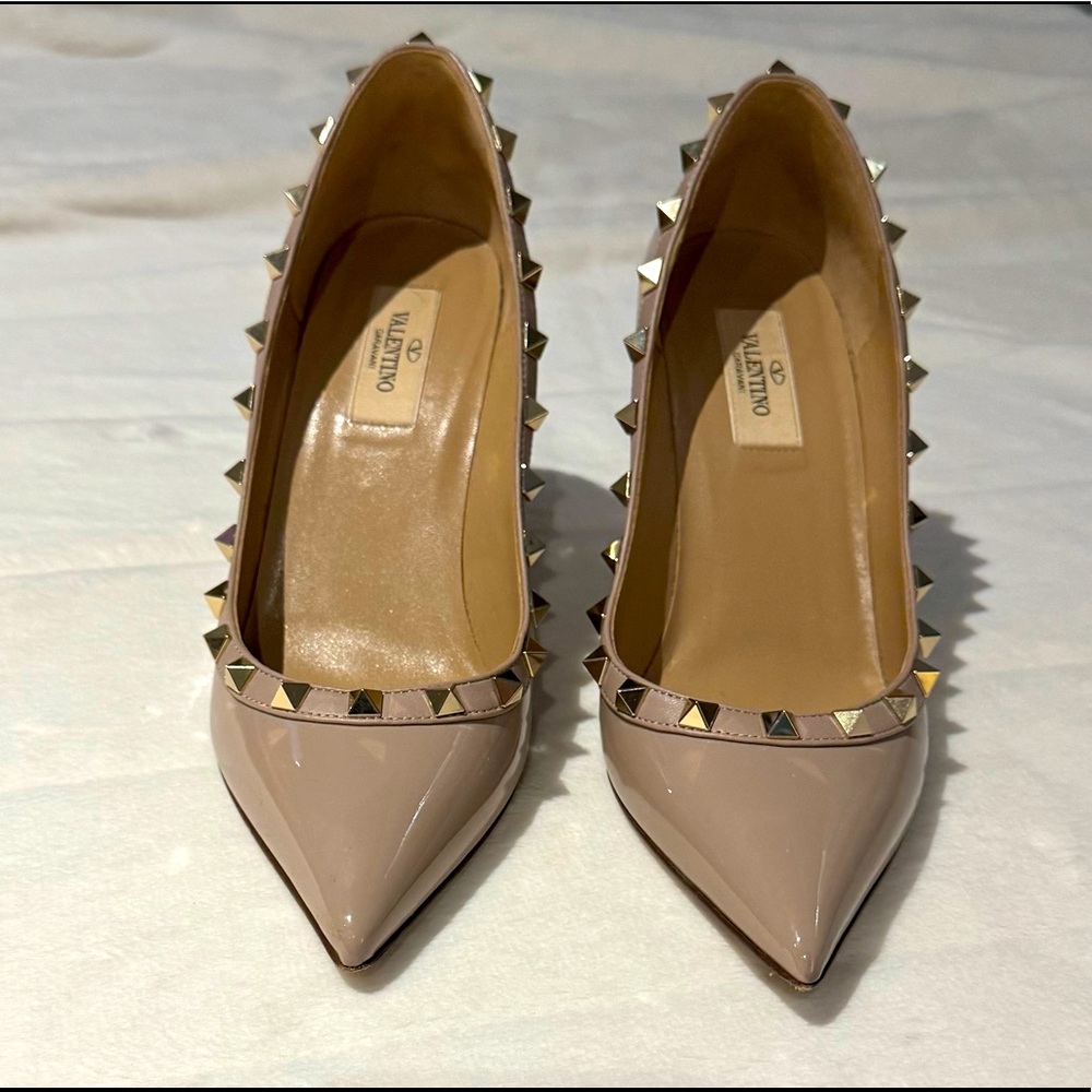 Valentino Garavani Rockstud Patent Pump Poudre